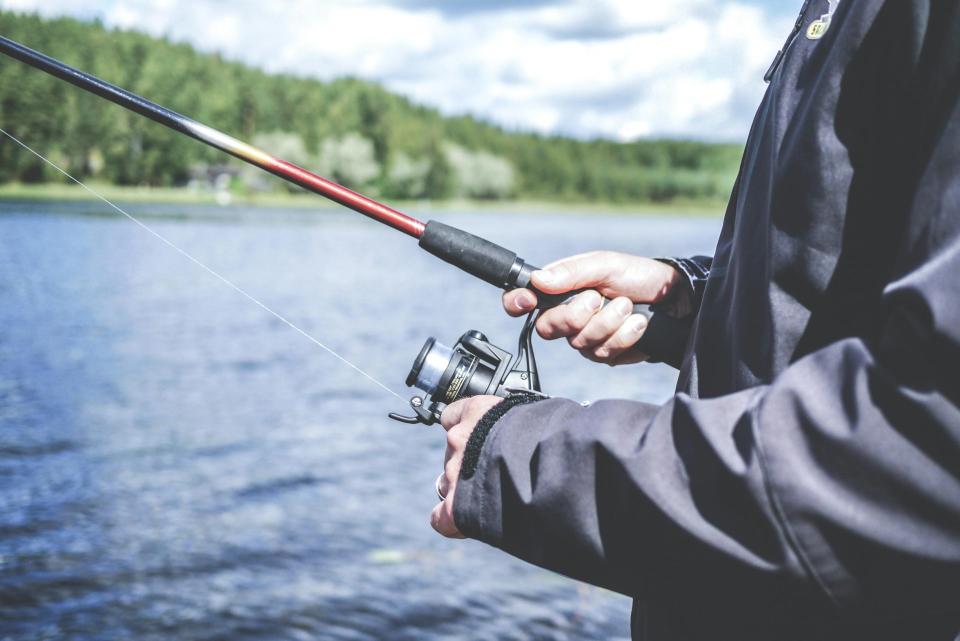 Un homme aime pêcher dans un lac, mettant en valeur un passe-temps de plein air détendu dans la nature.